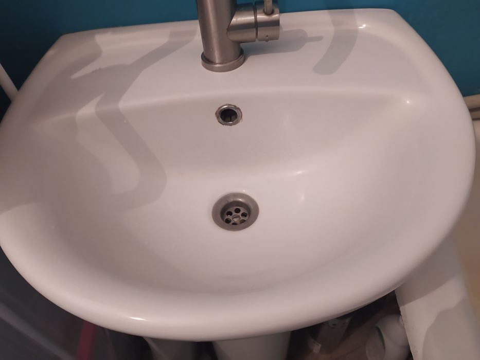 Умивальник з ніжкою