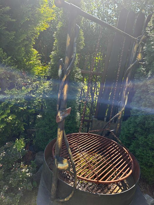 czarny grill ogrodowy węglowy