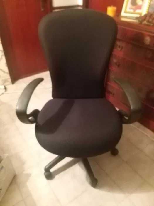 Cadeira de Escritório giratória c/ braços, como nova