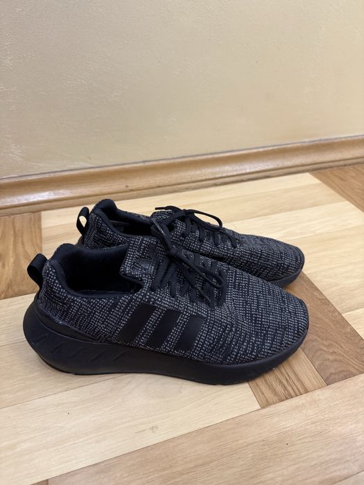 Кросівки adidas 650 грн