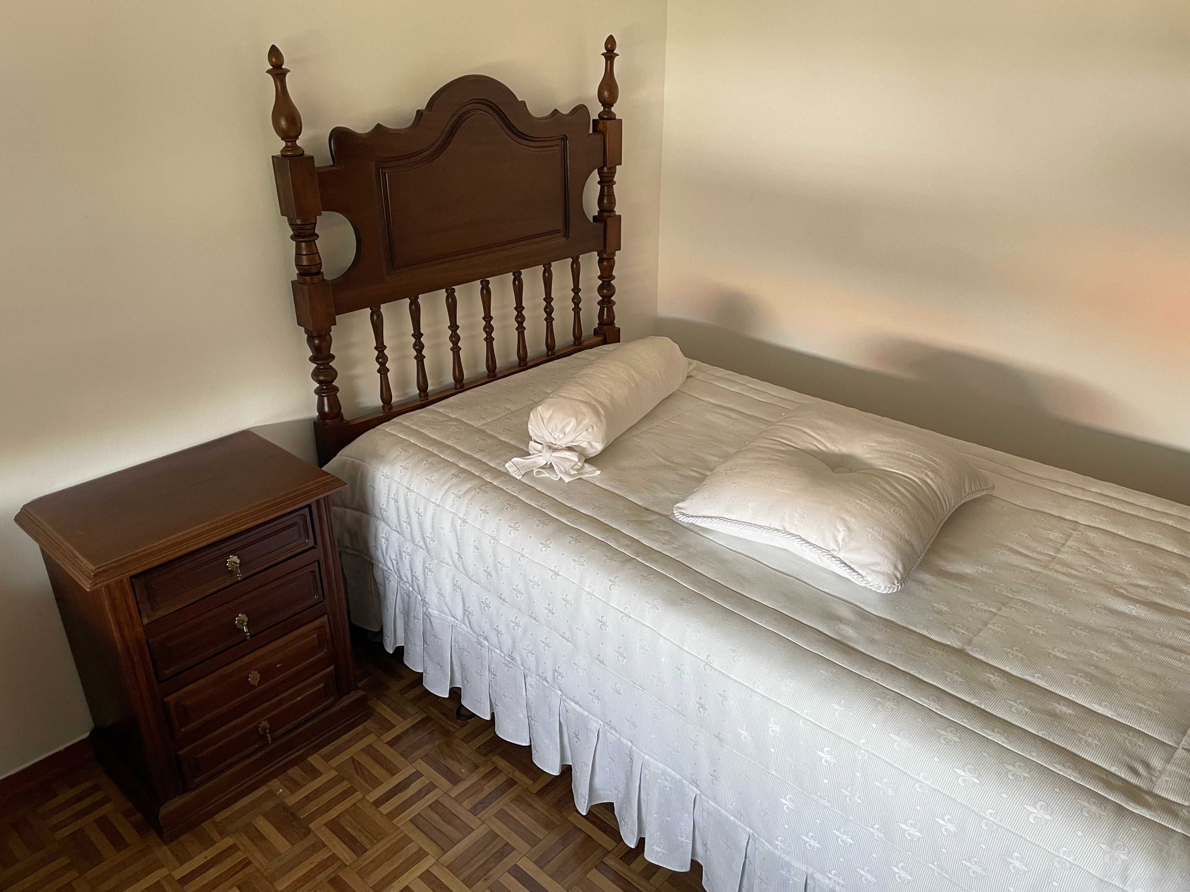 Cama; Colchão; Estrado e Mesa de Cabeceira - SOLTEIRO