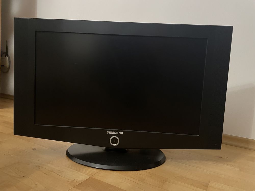 TV Samsung LCD 27”