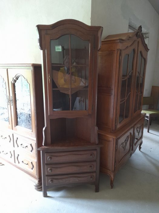 Шафи , комоди ,столи меблі Бе