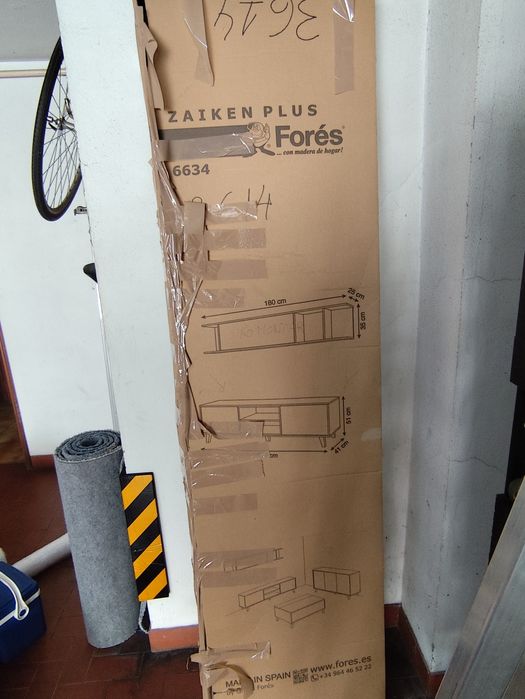 Estante de parede com porta basculante