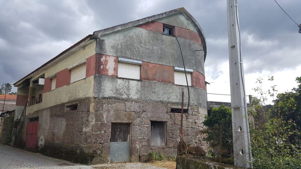 Moradia com terreno dispenso imobiliárias