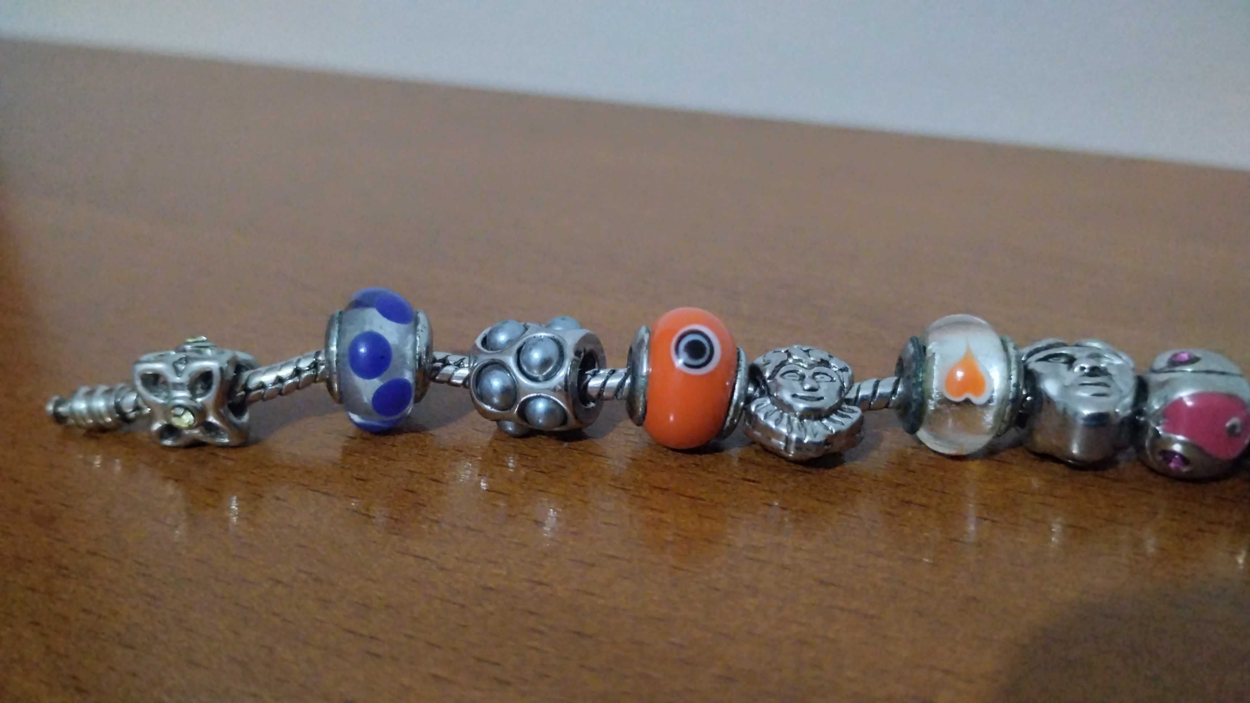 Pulseira Pandora todas peças originais muito bonita com 12 contas