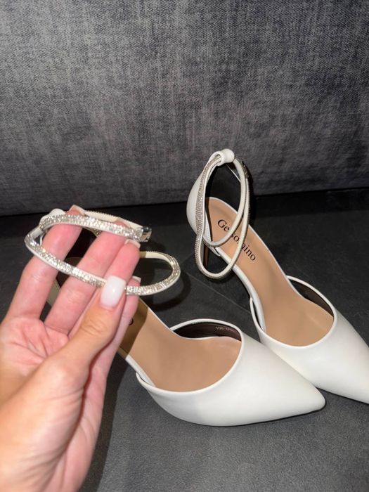 Весільні білі туфлі