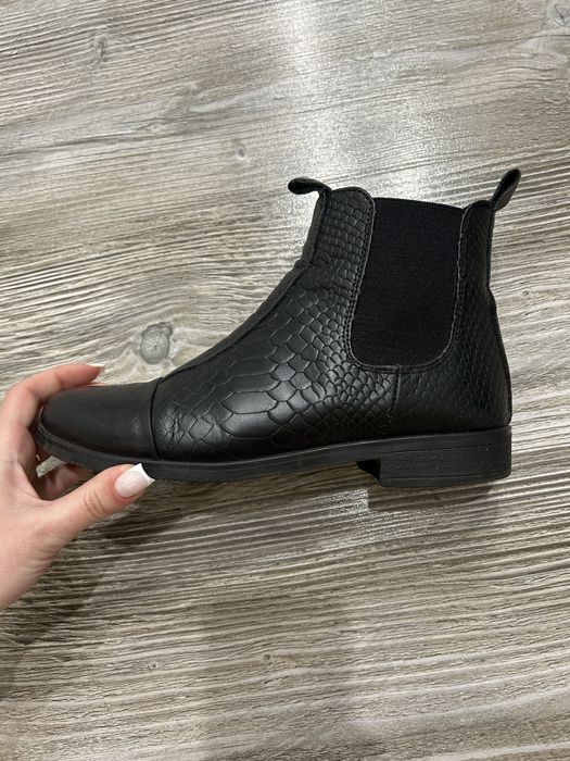 Чорні весняні сапожечки з натуральних матеріалів