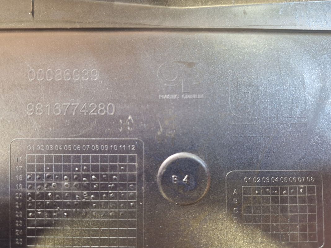 Opel Combo E 18- Zderzak przód przedni