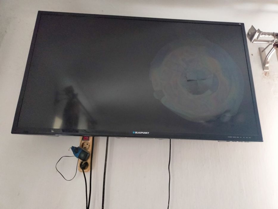 Продаю телевізор на запчастини