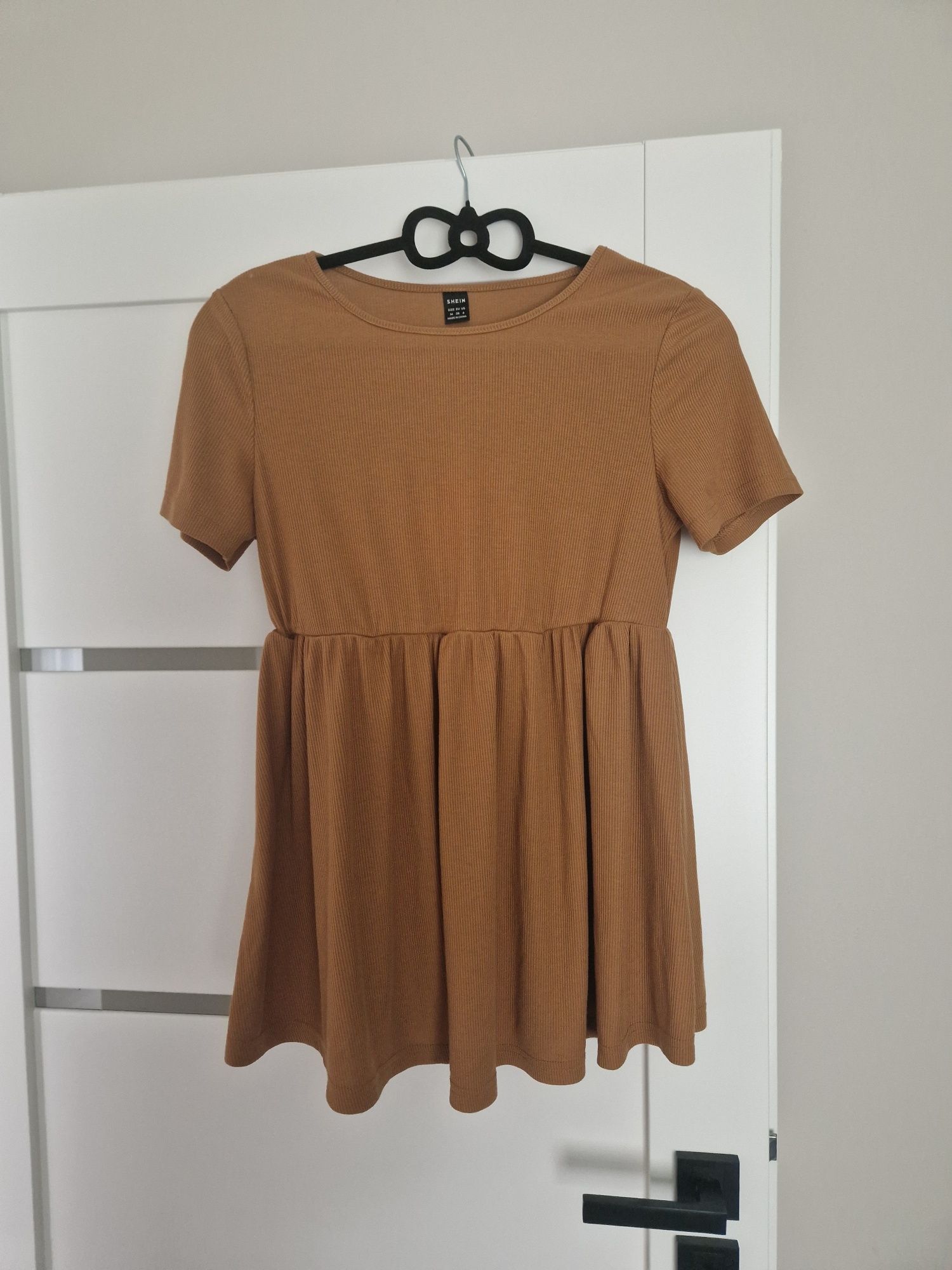Prążkowane damska bluzka z baskinką camel 38/M