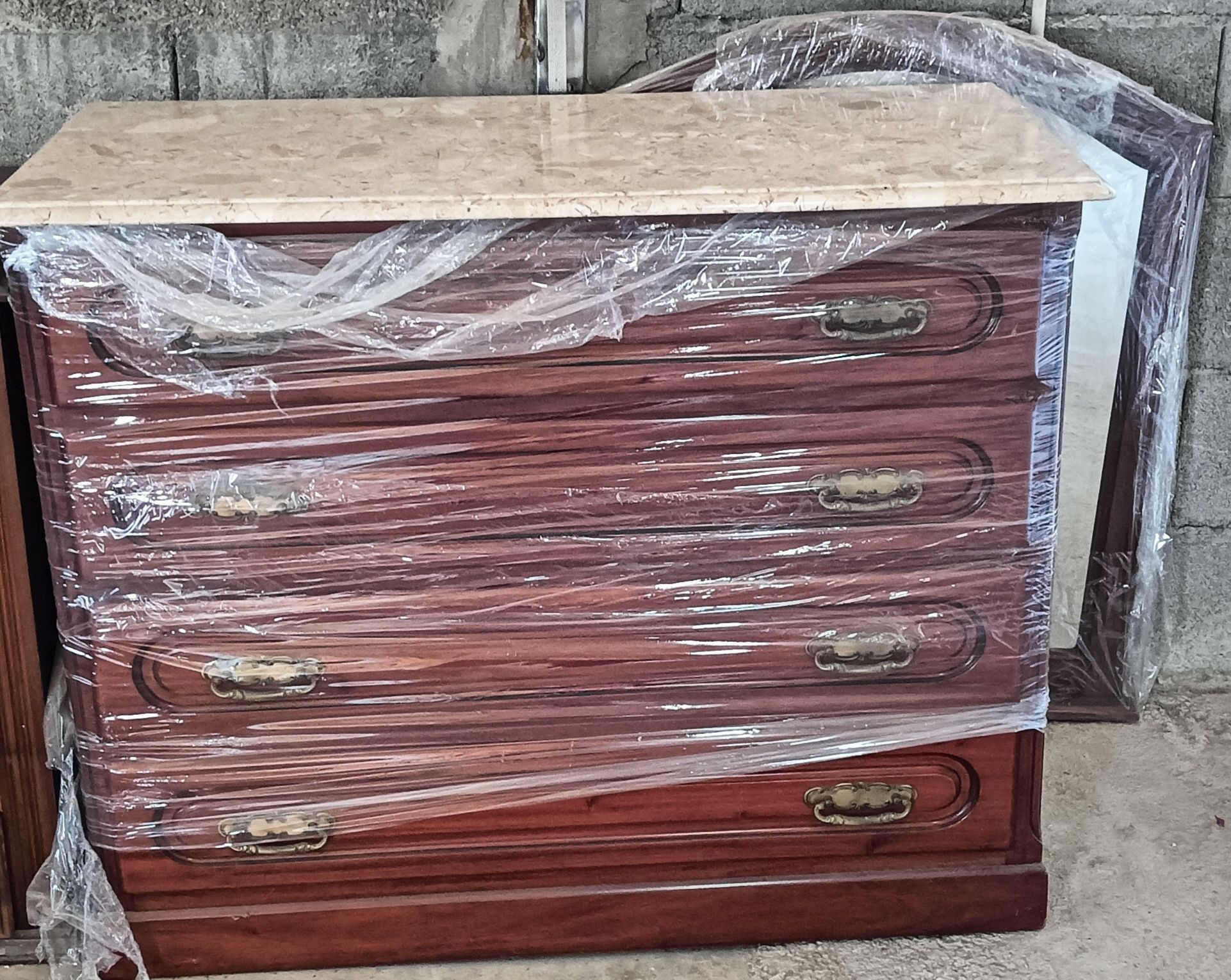 Cómoda com pedra mármore e espelho