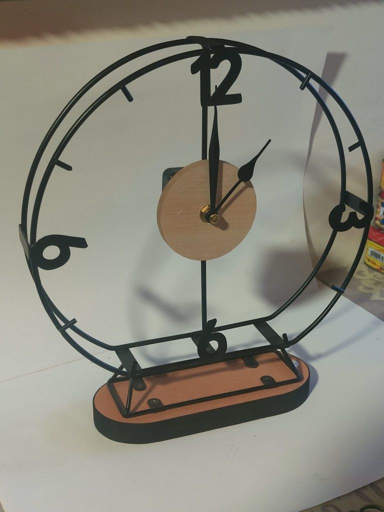 Relógio de mesa em metal