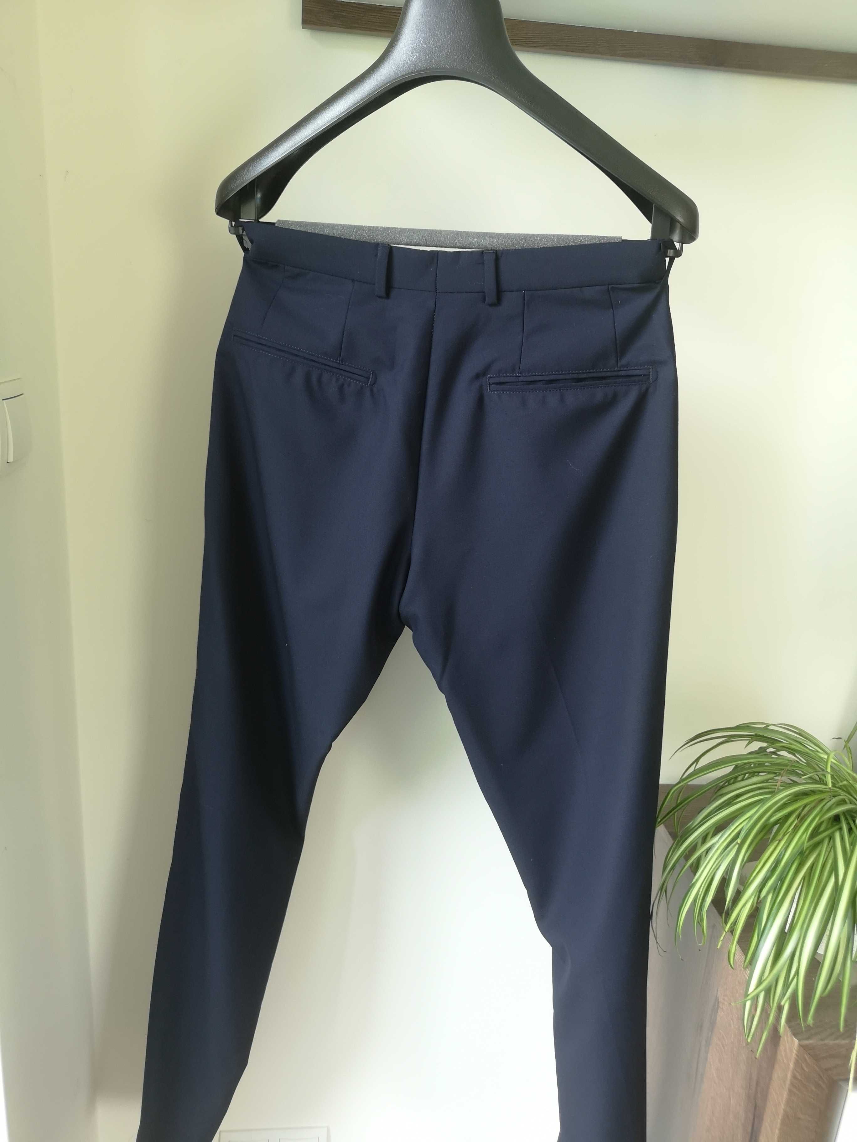 Garnitur Oscar Jacobson 100% wełna, made in italy, na szczupłą osobę