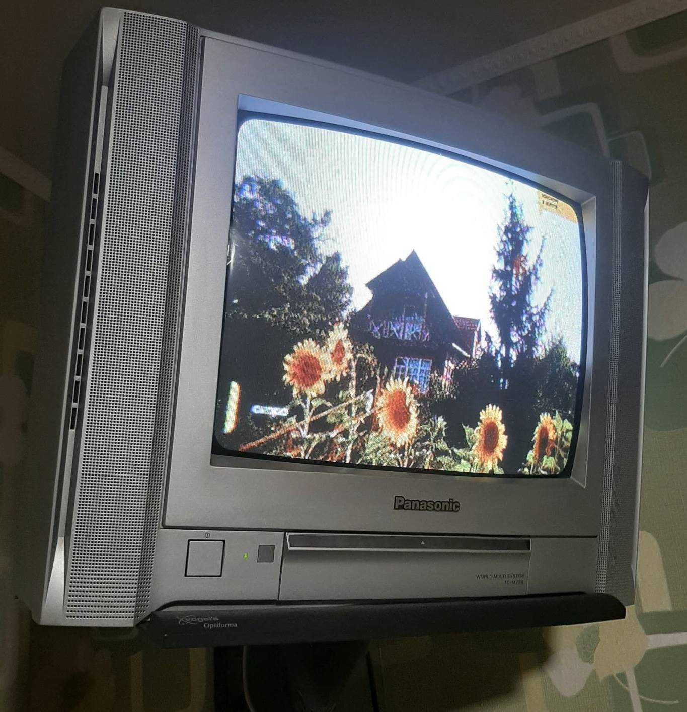 Телевізор Panasonic з консолью для кріплиння на стіну