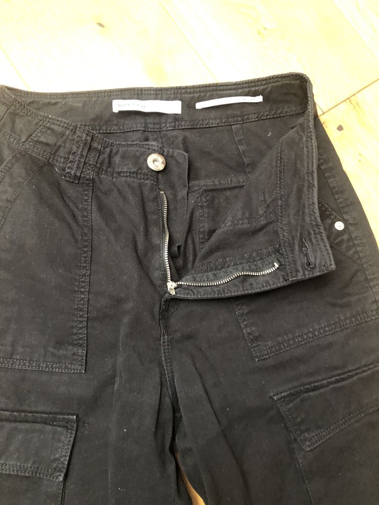 Czarne spodnie cargo Bershka rozmiar 34