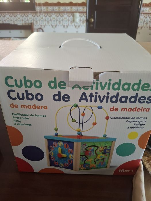 Cubo de atividades em madeira
