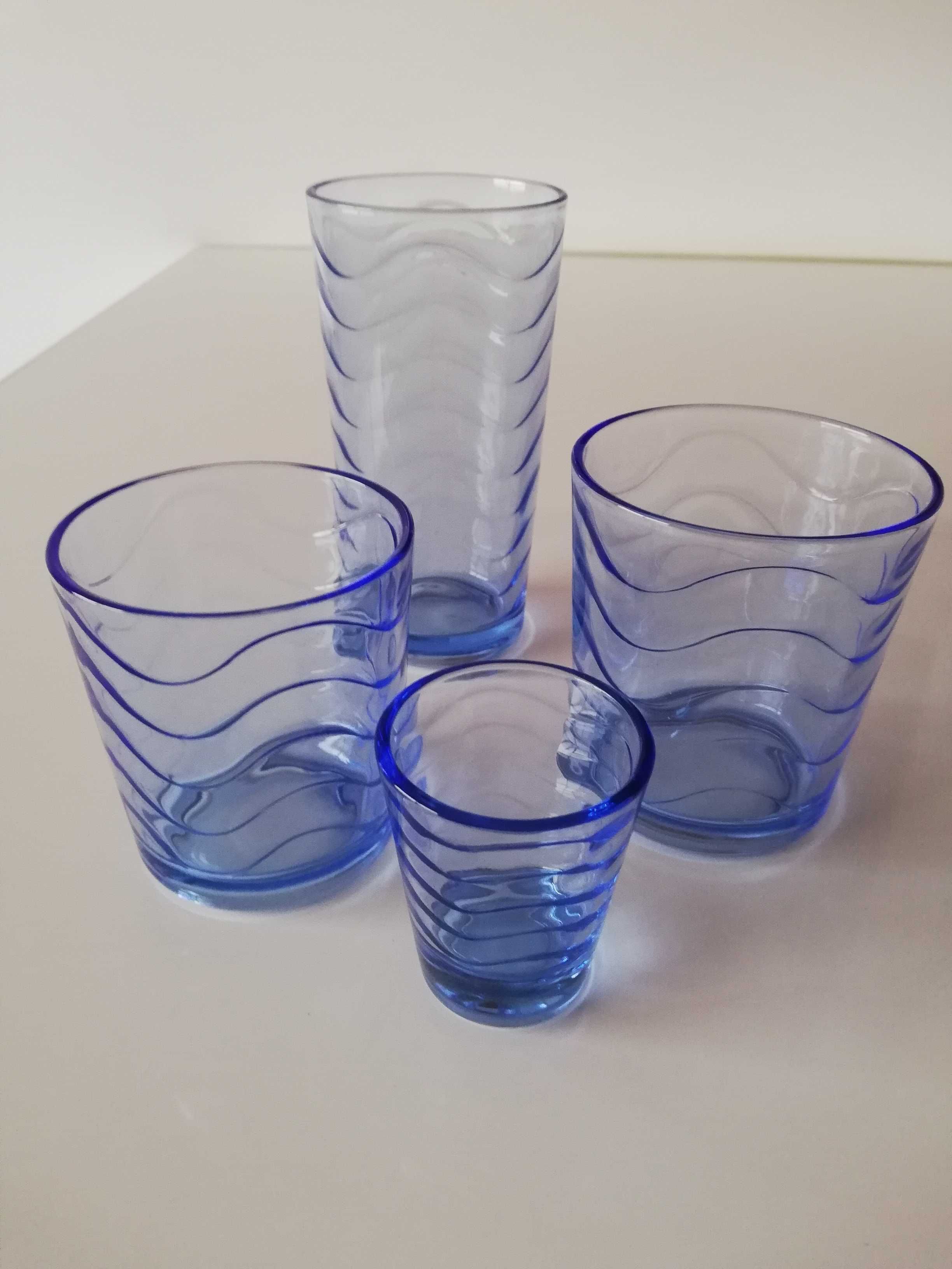 Conjunto de 30 copos em vidro azul com efeito de ondas (Por estrear)