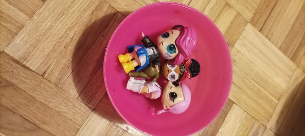 Trzy  a La laleczki L.O.L