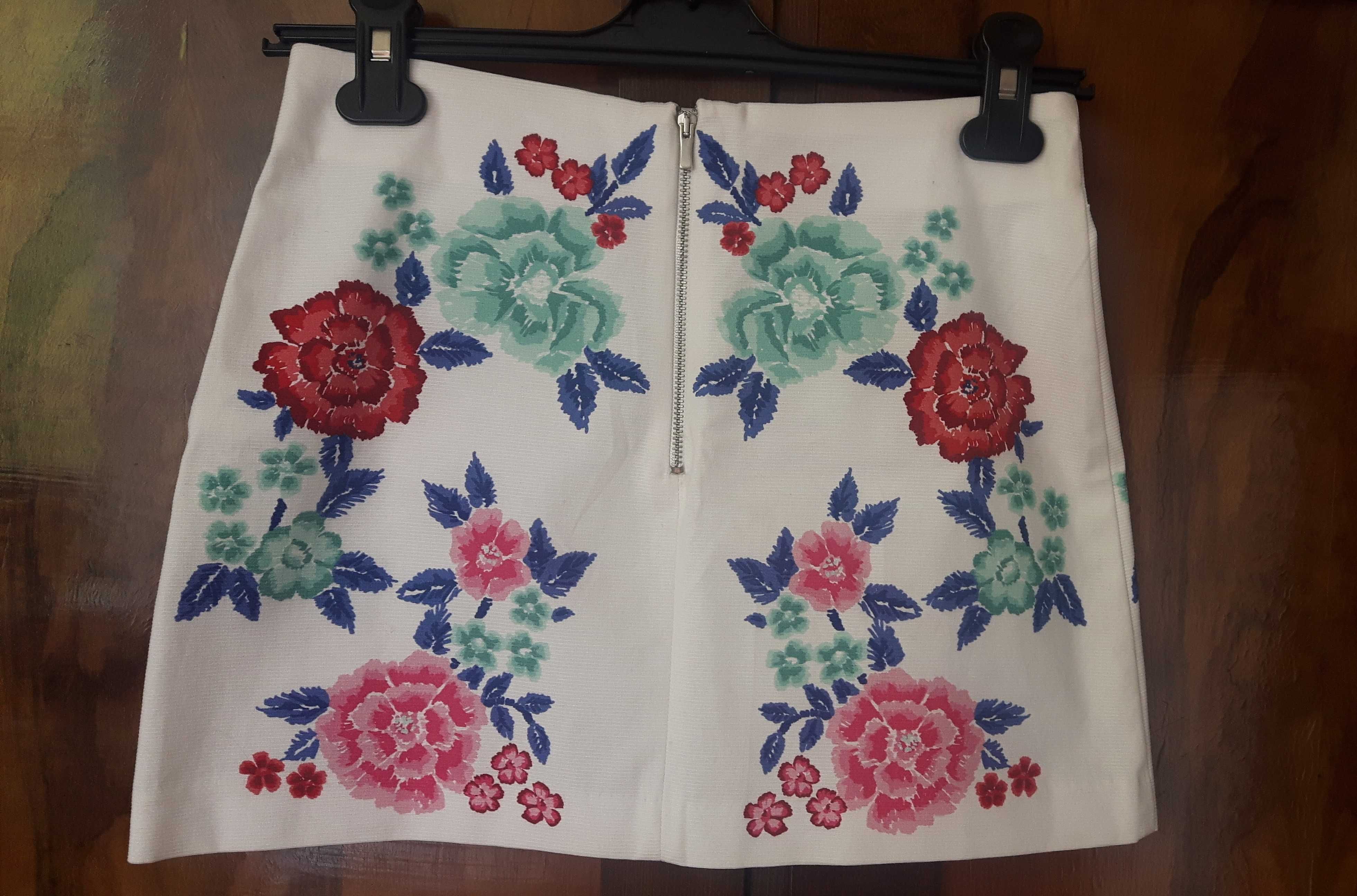 Biała spódnica w kwiaty, Zara