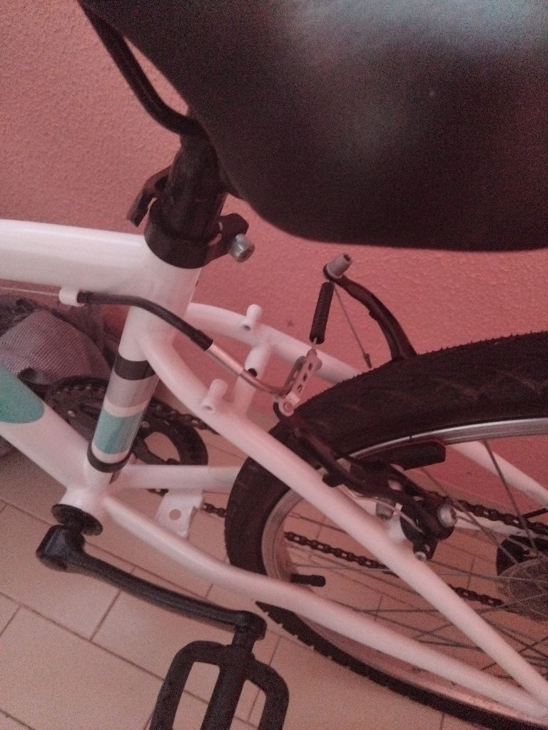 Bicicleta nova  BTWIN 24 X 1.75 preço é de 150 a 200 euros