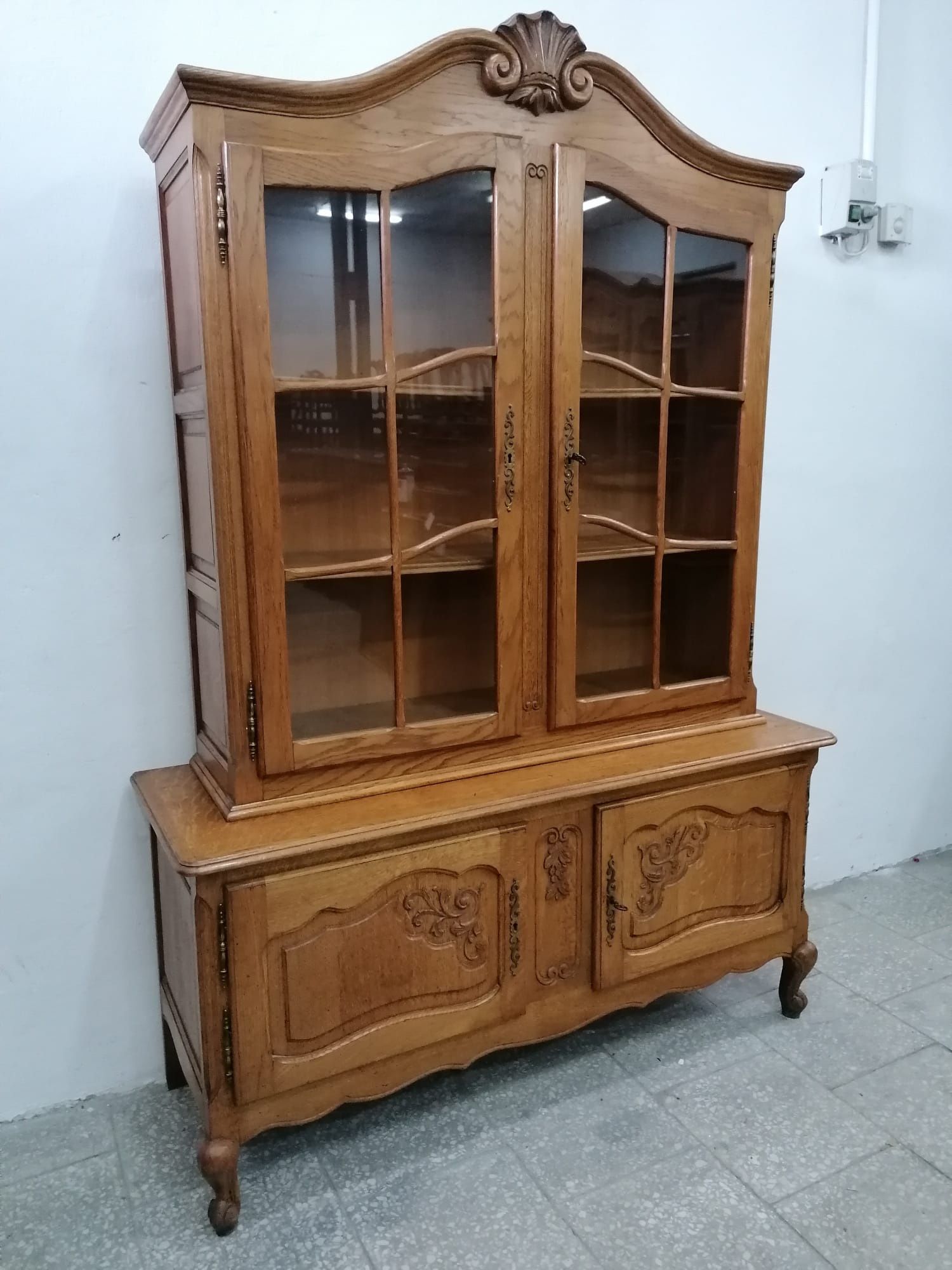 Ładna francuska witryna Ludwikowska Biblioteczka /