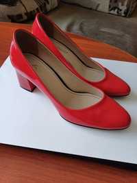 Шкіряні туфлі-човники червоного кольору, лаковані