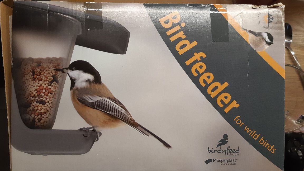 Nowy karmnik dla ptaków zimujących Bird feeder.