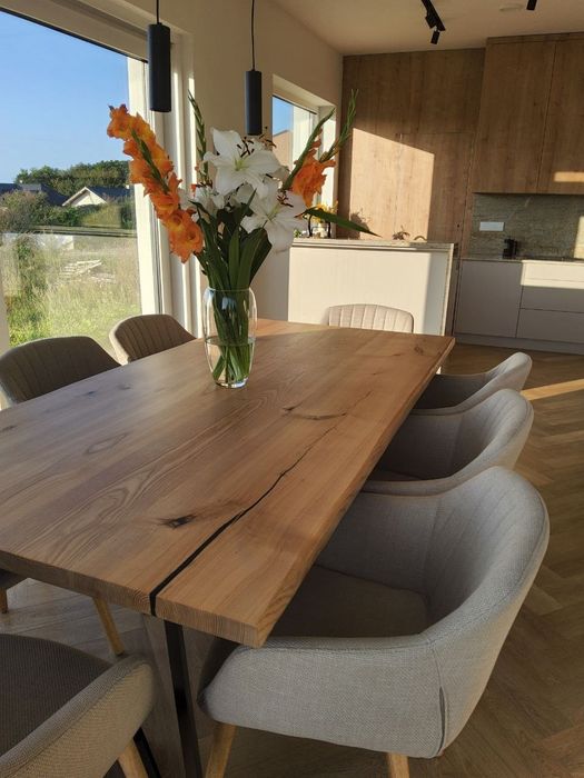 Stół dębowy z żywicą epoksydową