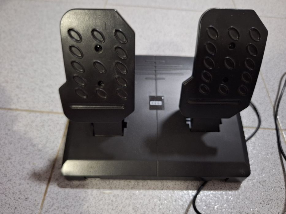 Volante e pedais PS4.