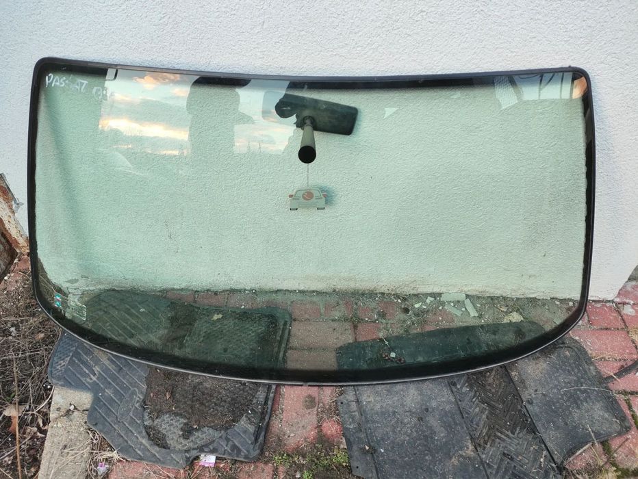 Szyba przednia czołowa Volkswagen Passat B4.