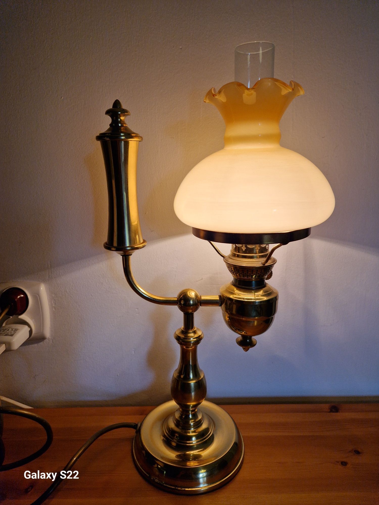 Lampa stołowa elektryczna stylizowana na naftową,  stara.