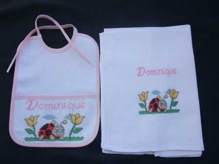 Conjunto de fralda + babete bordados à mão