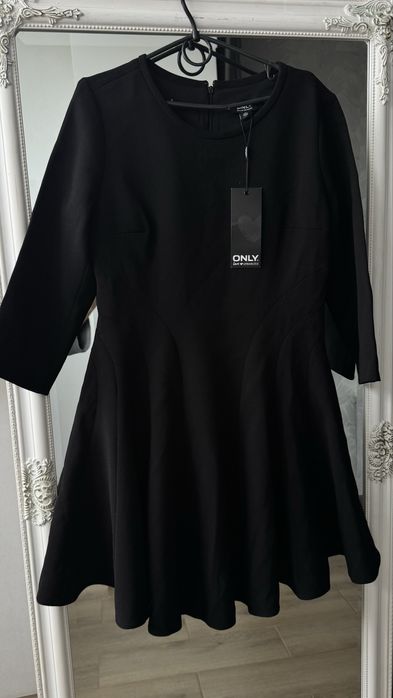 Чорна класична сукня