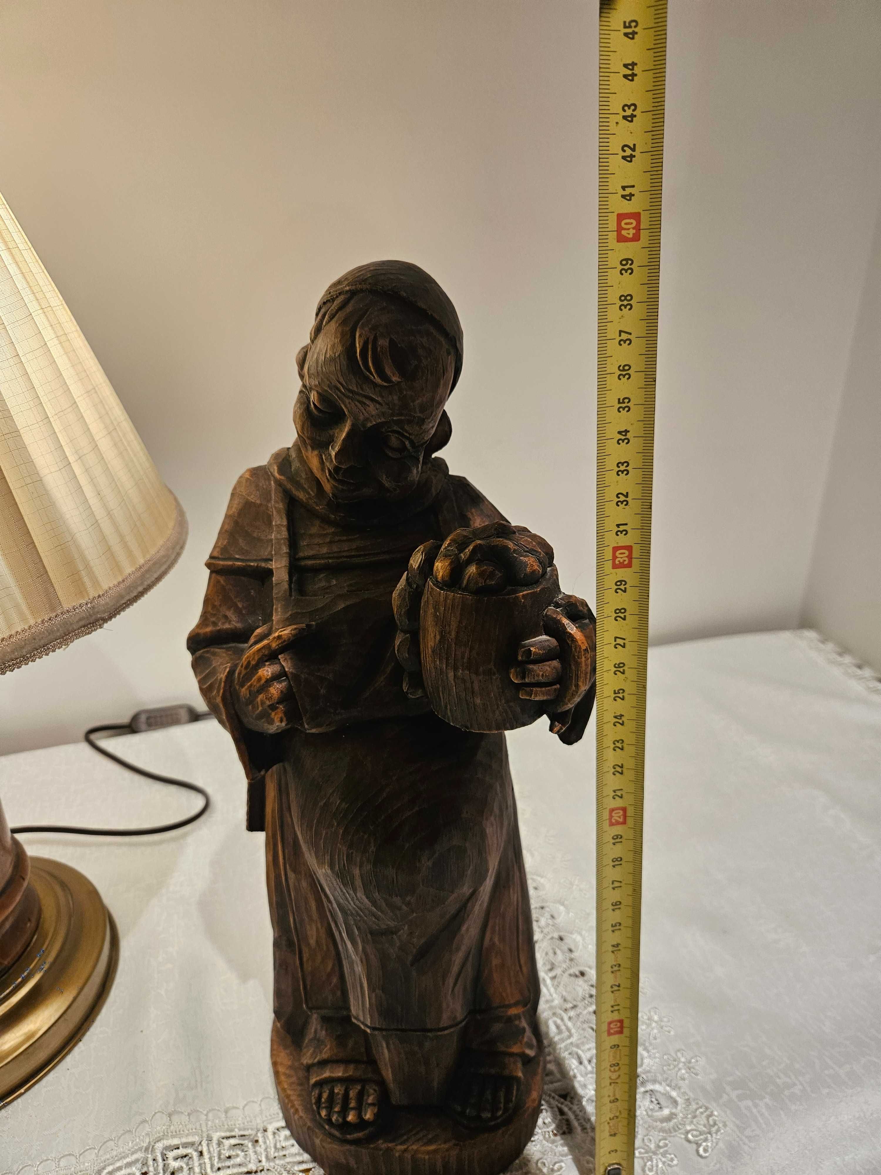 Stara piękna ręcznie wykonana drewniana figurka mnicha z kuflem piwa