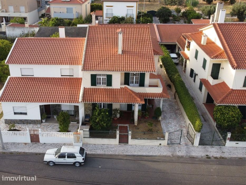Moradia no Entroncamento com Quintal, Sótão e Anexo Independente – Bai