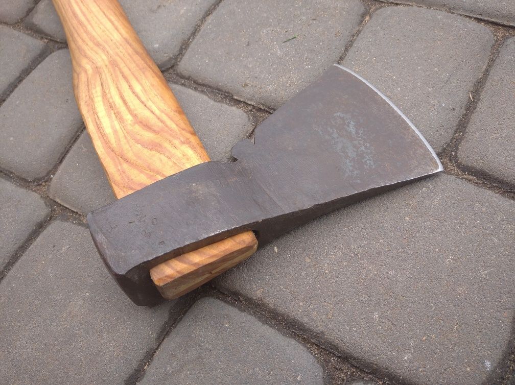 Ręcznie kuta siekiera ciesielska - jesion 70cm