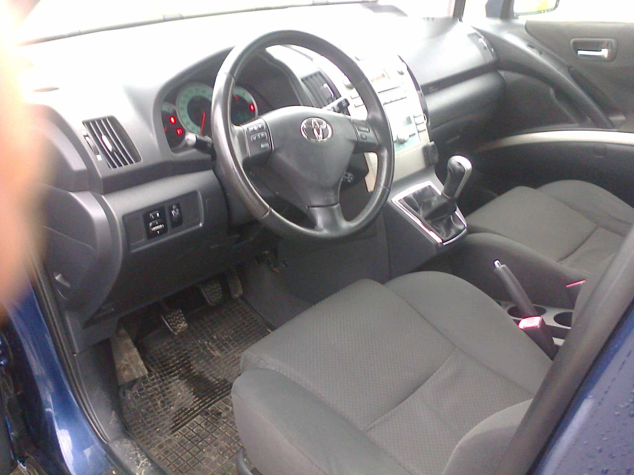 Sprzedam Toyote Corole Verso D-4-D 2004r 7osobowa 2,0 TDI