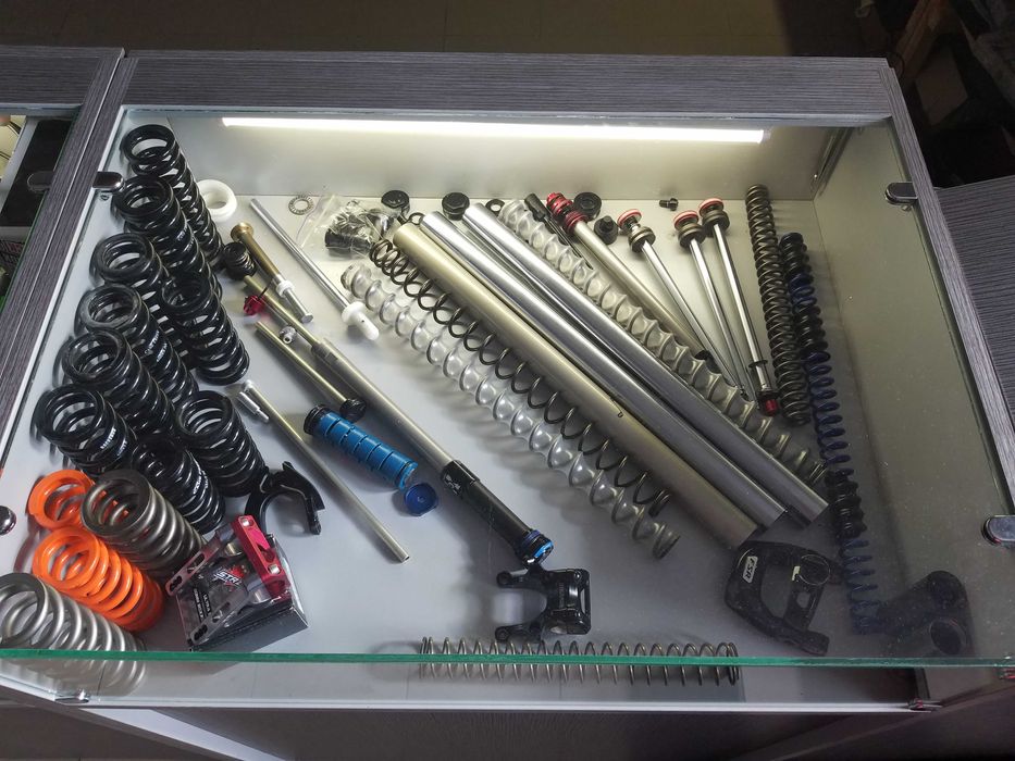 Прилавки вітрини торгові + стіл продавця для магазину