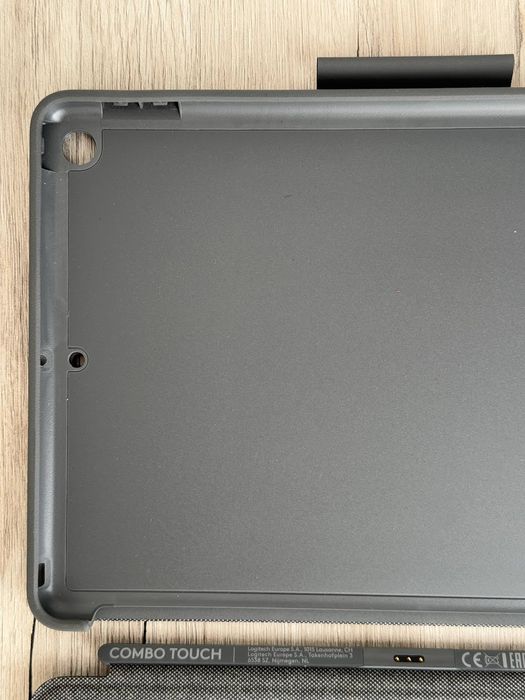 Чохол-клавіатура Logitech Combo Touch для iPad (7-го та 8-го поколінь)