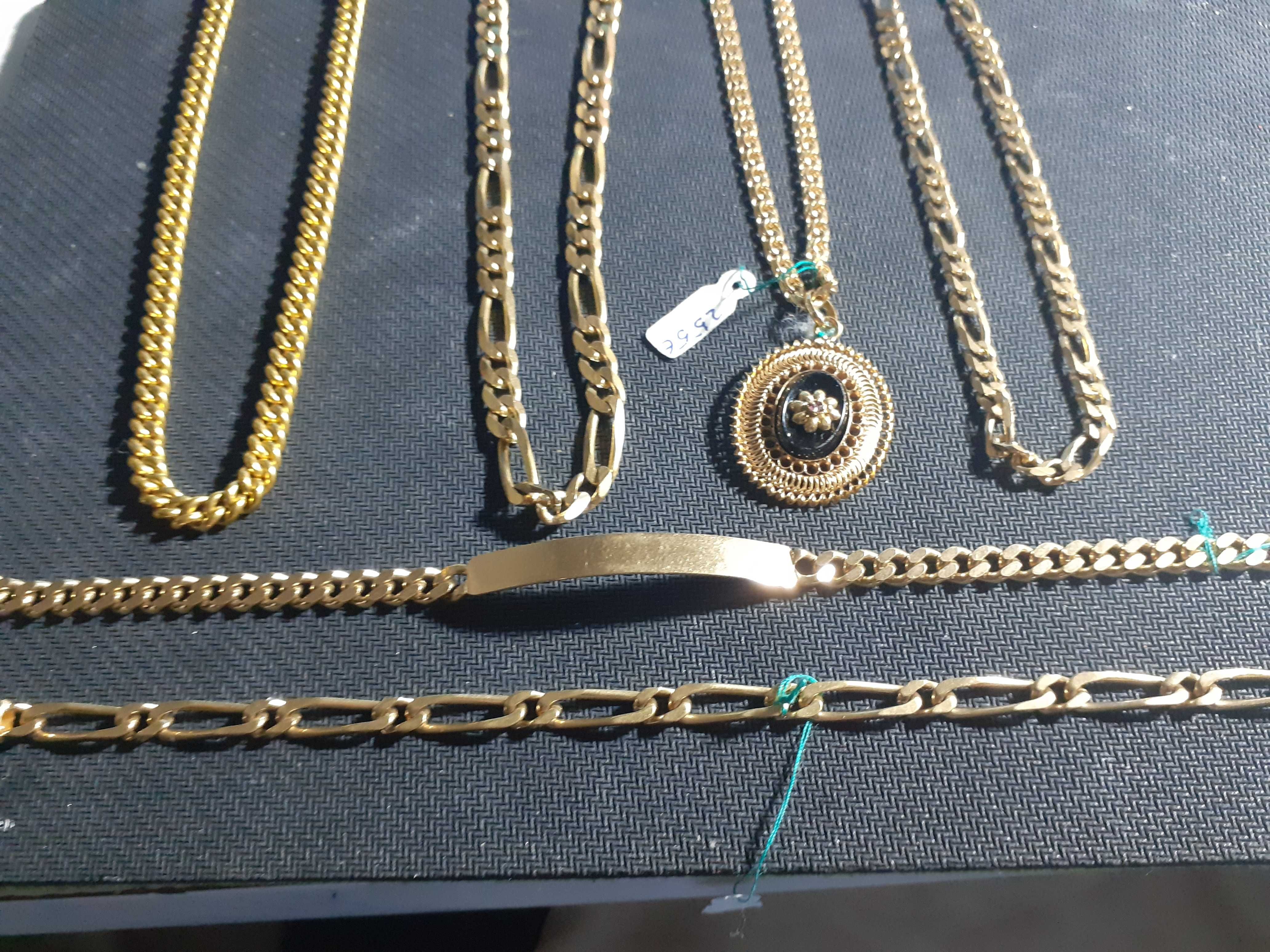 LOTE -  Quatro lindissimos colares com um fio em ouro usado 19.2k