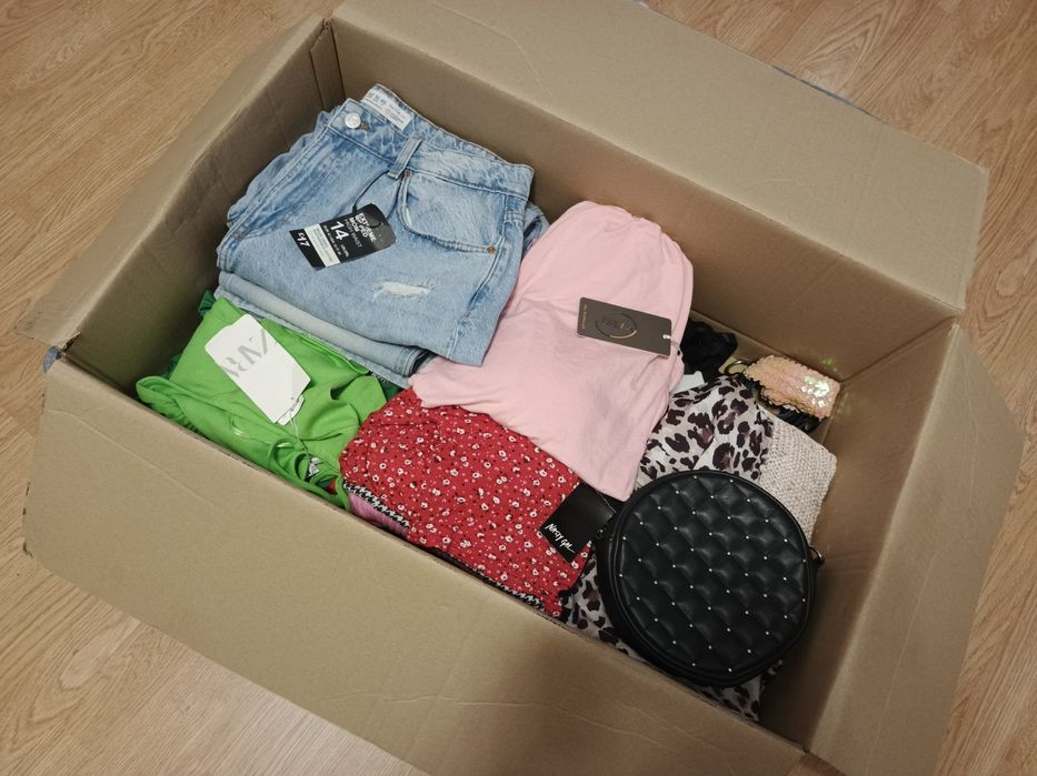 Duży karton damskich ubrań markowych
