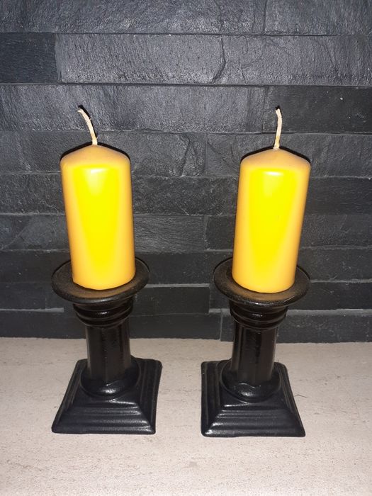 Decoração 2 casticais em barro com velas amarelas