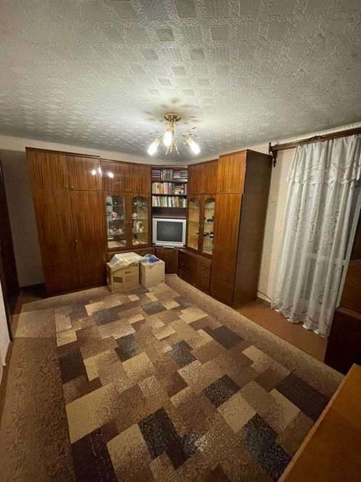 Продается 2-комнатная квартира в центре города.