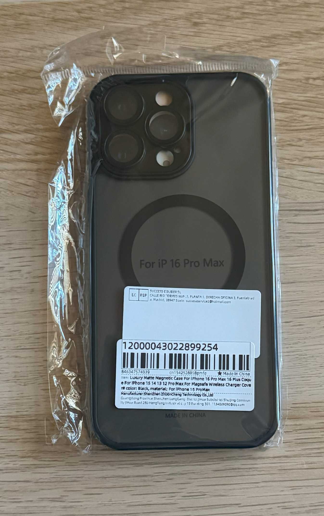 Etui iPhone 16 Pro Max MagSafe z osłoną aparatu półprzezroczyste