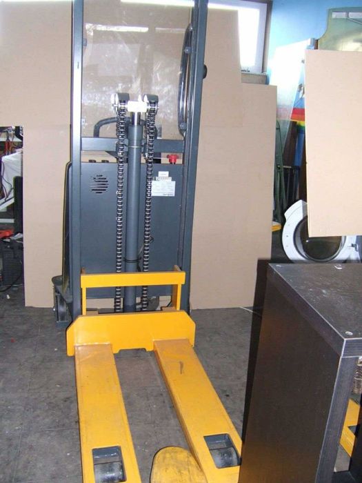 Nowy elektryczny wózek podnośnikowy paleciak masztowy Jungheinrich