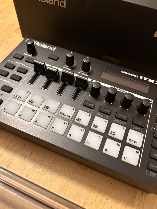 Syntezator / groovebox Roland MC101, stan perfekcyjny, na gwarancji!