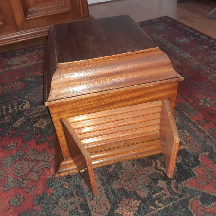 Zabytkowa skrzynia po gramofonie