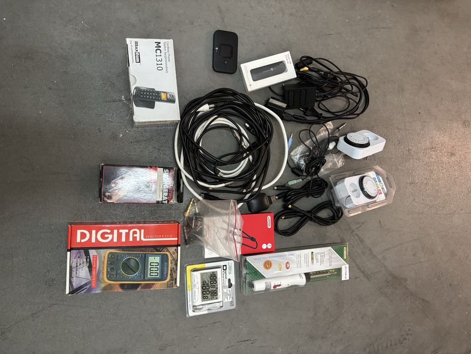 Zestaw elektroniki – pudełko pełne akcesoriów