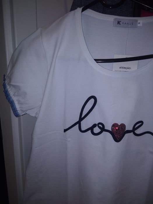 T-shirt branca com coração em lantejoulas. TAM M.A estrear.